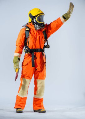 Sağlam bir bakışla ve demir baltayı sıkıca tutarak itfaiyeci, ortaya çıkabilecek her türlü zorlu duruma karşı sarsılmaz bir kararlılık ve hazırlık hissi yayar..