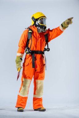 Görüntü, korkusuz bir itfaiyecinin özünü yakalıyor. Elinde demir bir baltayla gururla duruyor. Cesaret, dayanıklılık ve liderlik vasıflarını somutlaştırıyor..