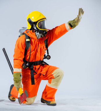 Oturma pozisyonu itfaiyecinin nefesini tutmasına ve düşüncelerini toplamasına olanak sağlıyor. Demir baltayı sıkıca kavrayıp harekete hazır olduklarını gösteriyor..