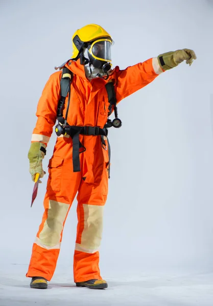 Кваліфіковані Навчені Руки Пожежника Міцно Тримають Залізну Сокиру Демонструючи Свої — стокове фото