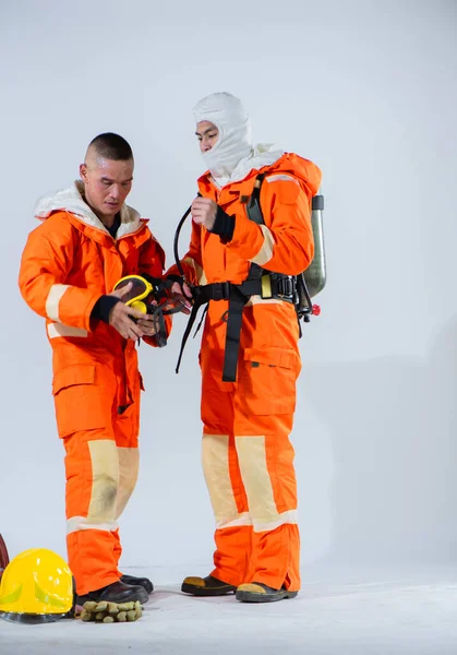 Mâini Constante Determinare Concentrată Pompierul Ajunge Ușor Spre Fața Partenerului — Fotografie, imagine de stoc