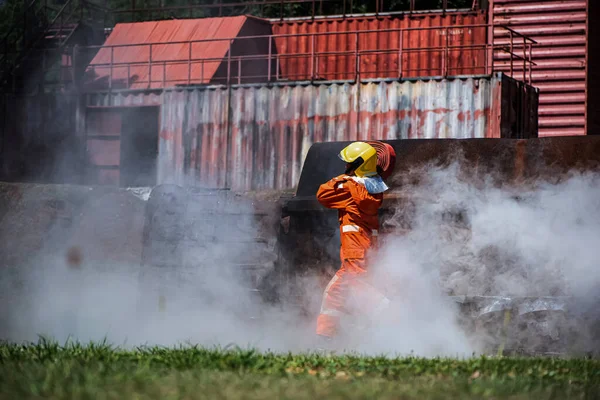 Bombeiros Carregam Mangueiras Fogo Seus Ombros Locais Livre Entre Fumaça — Fotografia de Stock