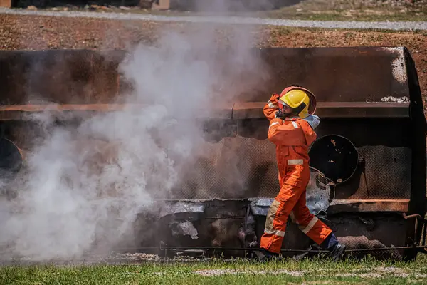 Пожежники Підробляють Через Зовнішнє Місце Кроки Рішучі Плечі Несуть Вагу — стокове фото