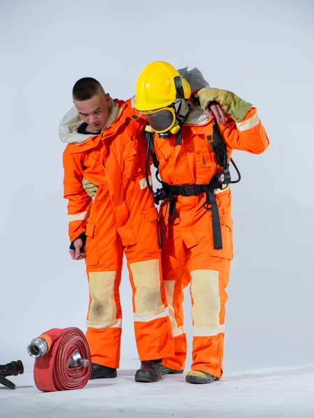 消防士は 困難な時期に懸念して安心と強さを提供するパートナーに支援の手を伸ばします — ストック写真