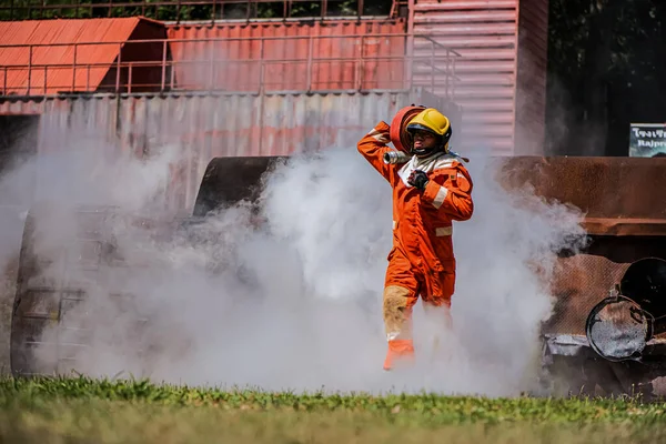 Надійно Тримаючи Пожежний Шланг Плечі Пожежник Демонструє Свій Досвід Готовність — стокове фото