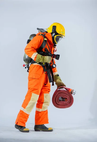 Вертикальна Картина Професійного Пожежного Стоїть Тримає Пожежний Шланг Кисневий Бак — стокове фото