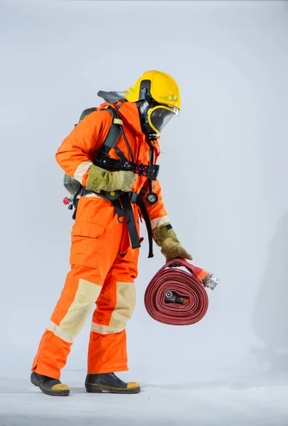 Кисневим Баком Надійно Закріпленим Спині Пожежник Демонструє Свою Прихильність Особистої — стокове фото