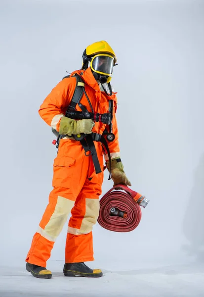 Profesjonalny Strażak Stojący Trzymający Wąż Strażacki Podczas Gdy Zbiornik Tlenu — Zdjęcie stockowe