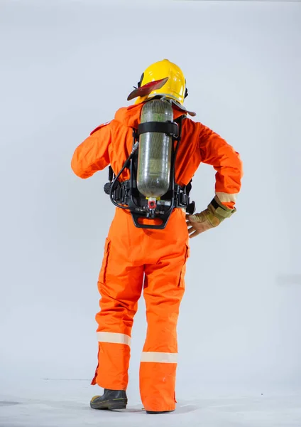 Pemadam Kebakaran Profesional Berdiri Dengan Punggung Menoleh Mengenakan Tangki Oksigen — Stok Foto