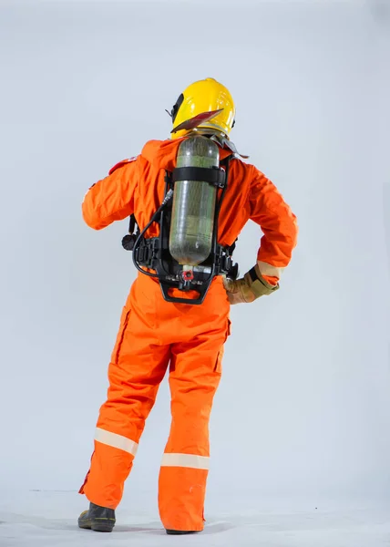 Сильна Стійка Позиція Пожежника Підкреслюється Наявністю Кисневого Резервуара Розташованого Міцно — стокове фото