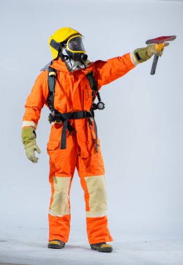 İtfaiyecinin dikey görüntüsü beyaz arka planda sol baltaya yükseltiliyor.