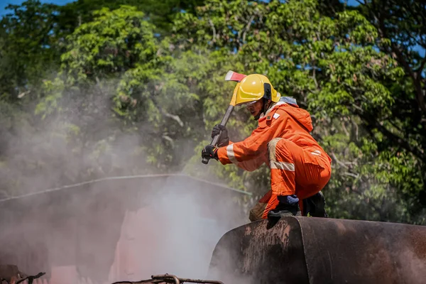 Egy Vasfejszével Markukban Tűzoltó Ülő Helyzete Olyan Készséget Eltökéltséget Sugároz — Stock Fotó