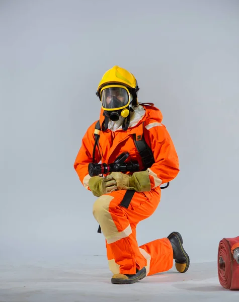 Вертикальне Зображення Показує Пожежника Який Сидить Тримає Пожежний Шланг Дивлячись — стокове фото