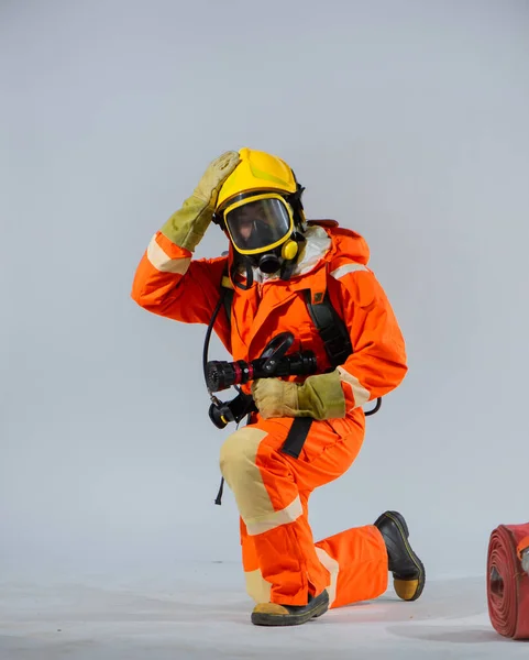 Вертикальне Зображення Показує Пожежника Який Сидить Тримає Пожежний Шланг Торкаючись — стокове фото