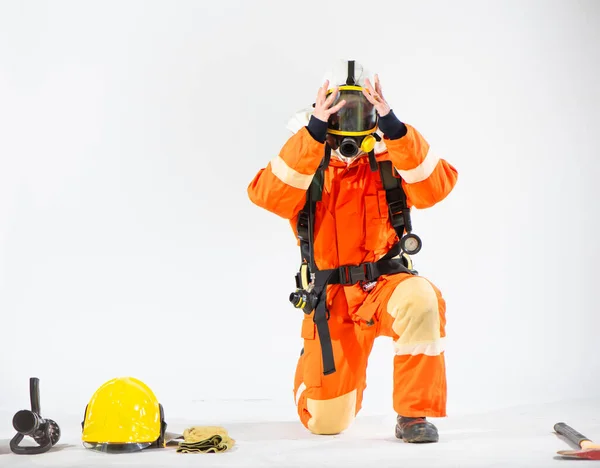 集中的な決意で座って消防士は慎重に彼のマスクのストラップを調整彼の呼吸器系を保護するためにぴったりとフィットを確保する — ストック写真