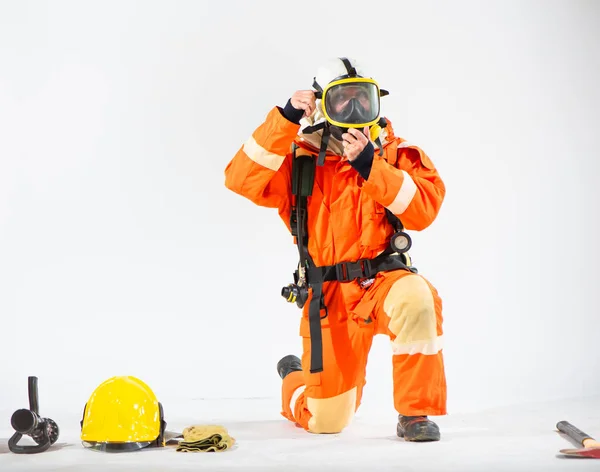 Professional Firefighter Kneels Focused Adjusting His Mask Ensure Proper Fit — Stock Photo, Image