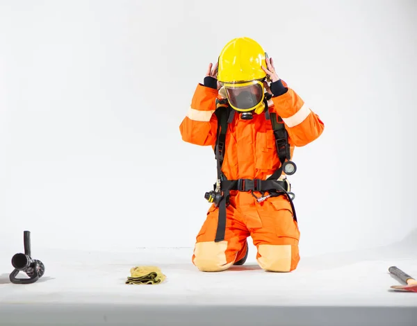 Profesjonalny Strażak Siedzi Klęczy Próbując Założyć Żółty Kask Dla Własnego — Zdjęcie stockowe