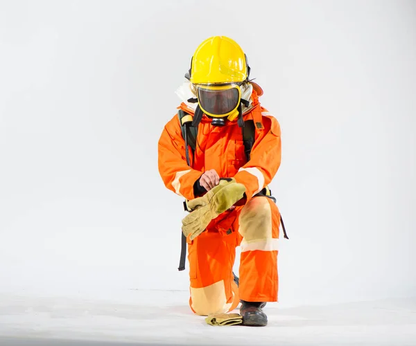 Професійний Пожежник Сидить Зосередженій Позі Колінах Старанно Намагаючись Одягнути Нього — стокове фото