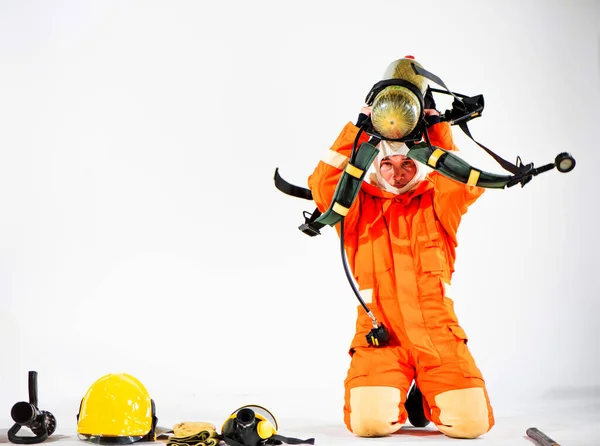 消防士は彼の表現に焦点を当て 彼は慎重に彼らの酸素タンクを削除するように決定 — ストック写真