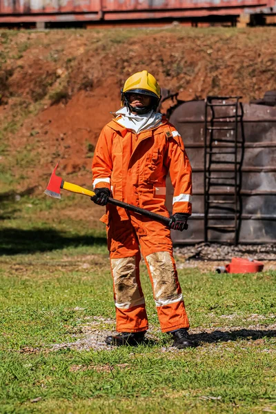 Imagen Vertical Del Bombero Aire Libre Sosteniendo Hacha Hierro Con —  Fotos de Stock