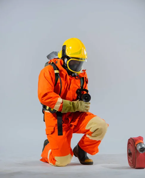 Vertical Picture Firefighter Sitting Kneel While Holding Looking Fire Hose — Stock Photo, Image