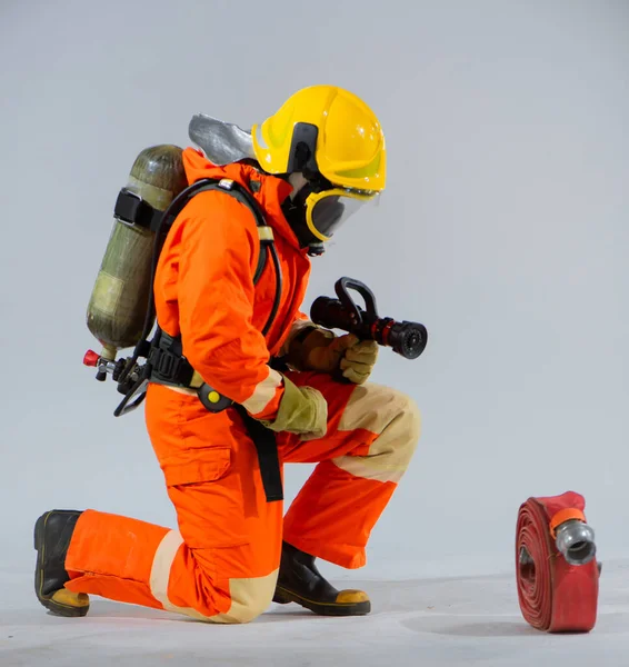 Вид Збоку Пожежника Твердим Руків Тримає Пожежний Шланг Його Сопло — стокове фото