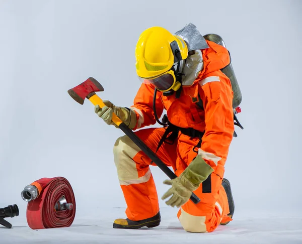 Момент Інтроспекції Фокусування Професійний Пожежник Сидить Положенні Колінах Міцно Тримаючи — стокове фото