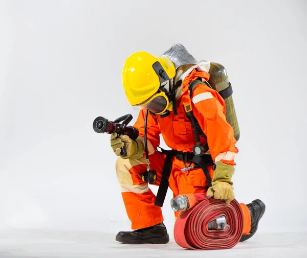 Пожежник Сидить Звернений Коліна Тримаючи Пожежний Шланг Одягнений Кисневий Бак — стокове фото