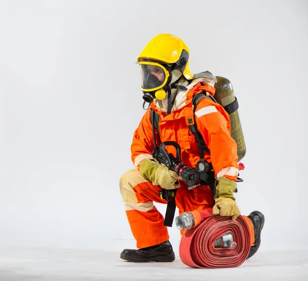 Професійний Пожежник Сидить Звернений Коліна Тримаючи Пожежний Шланг Одягнений Кисневий — стокове фото