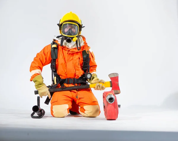 Egy Profi Tűzoltó Letérdel Egy Vasfejszével Kezében Egy Tűzoltó Tömlőt — Stock Fotó