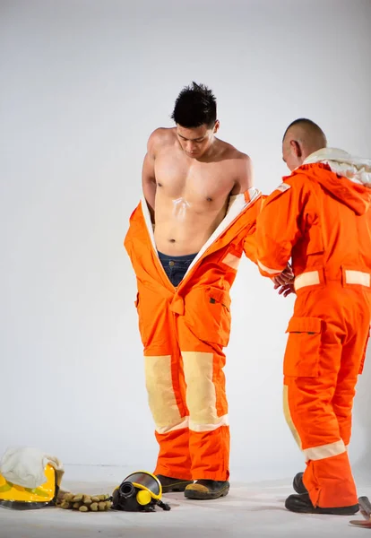 Bombeiro Profissional Está Habilmente Ajudando Seu Parceiro Topless Colocar Uniforme — Fotografia de Stock