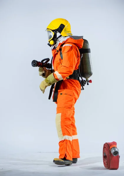 Професійний Пожежник Стоїть Білому Тлі Тримає Пожежний Шланг Одягнений Кисневий — стокове фото