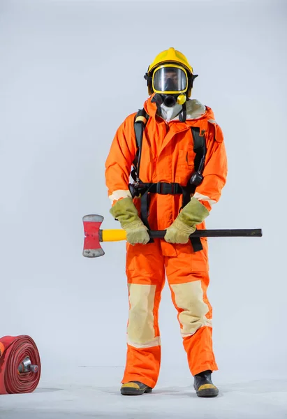 Стійка Висота Рішуча Позиція Пожежника Відображає Його Прихильність Захищати Життя — стокове фото