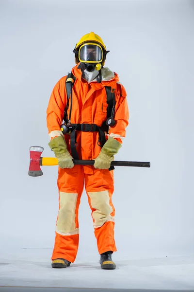 Непохитною Позицією Професійний Пожежник Одягнений Жовтий Шолом Виявляє Впевненість Оскільки — стокове фото