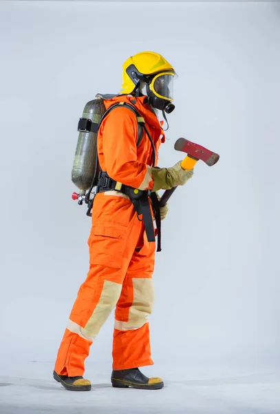 黄色のヘルメットを身に着けているプロの消防士は 強さと準備の感覚を投影横位置に立つ — ストック写真