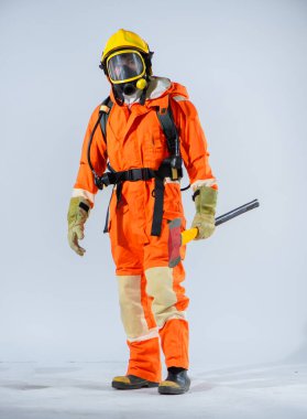 Ellerine sıkıca sarılmış demir balta itfaiyecilerin yangınlarla hızlı ve etkili bir şekilde mücadele etmek ve hayatları korumak için kullandıkları güçlü bir aracı temsil ediyor..