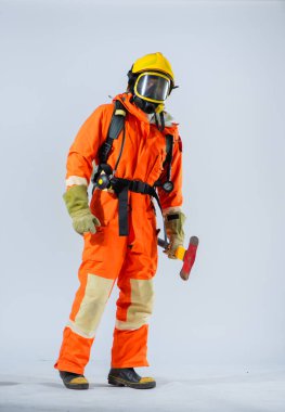 Beyaz arka plan, itfaiyecinin varlığını vurguluyor. Demir baltanın, uzmanlığını ve rolüne olan bağlılığını somutlaştıran önemli bir araç olarak öne çıkmasını sağlıyor..