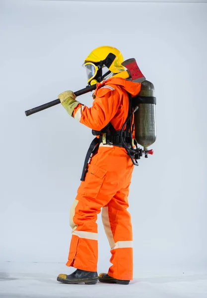 プロの消防士の手に鉄斧の存在は 火災と戦うために彼らの準備を象徴し 重要な救助活動を実行します — ストック写真