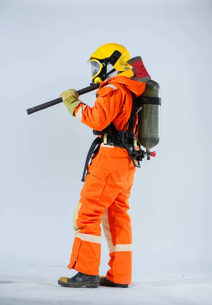 消防士の背中に見える酸素タンクは 呼吸支援の重要性を意味します消防ミッション中に発生した厳しい条件に耐える能力を確保する — ストック写真