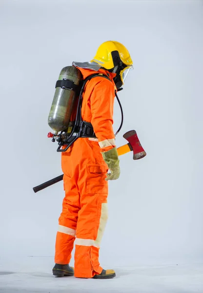 Вид Ззаду Професійного Пожежника Стоїть Тримає Залізну Сокиру Одягнену Кисневий — стокове фото