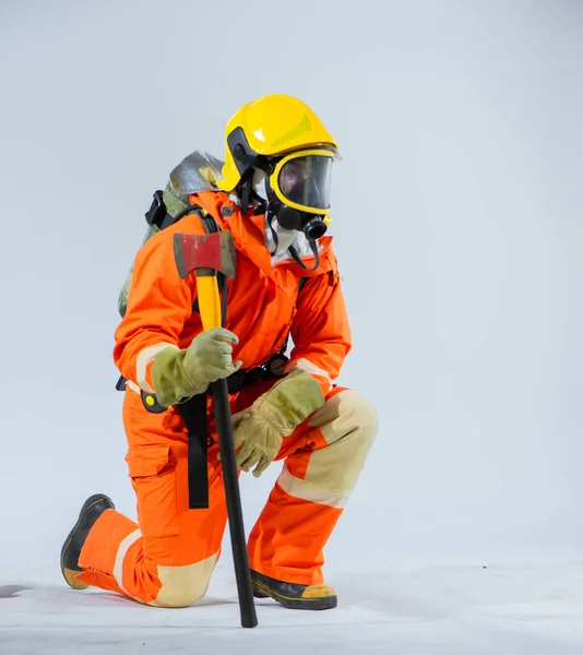 Цілеспрямованому Визначенні Пожежник Міцно Тримає Залізну Сокиру Руках Вага Міцна — стокове фото