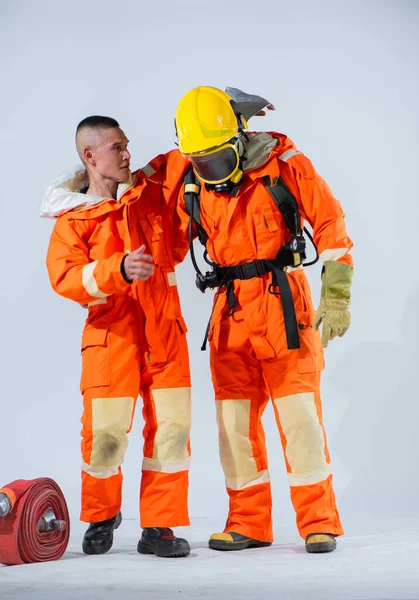 消防士は相手の首を優しく支え安定させ 互いの健康への絶え間ない配慮と懸念を証明します — ストック写真