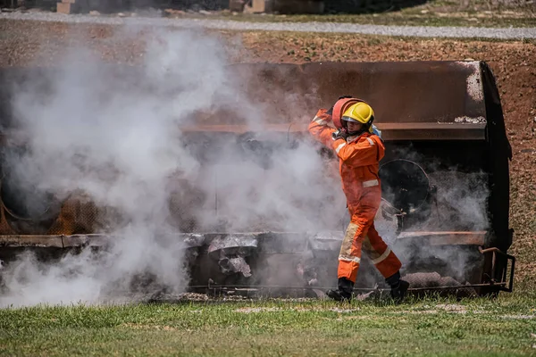 Зображення Пожежника Який Захоплює Пожежний Шланг Серед Диму Демонструє Свою — стокове фото