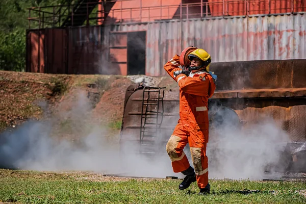 Tengah Asap Mengepul Petugas Pemadam Kebakaran Profesional Berdiri Dengan Tekad — Stok Foto