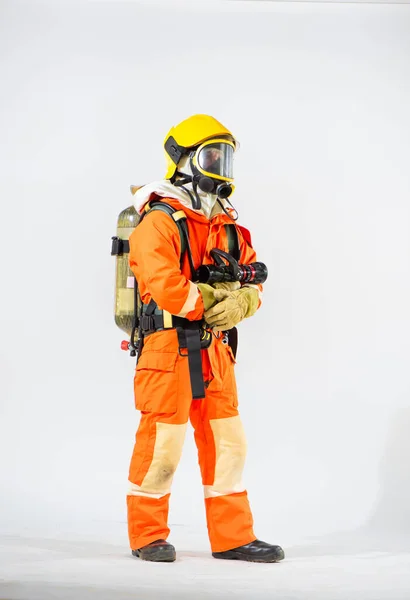 Szakmai Tűzoltó Áll Tűzoltó Tömlő Mindkét Kezével Keresi Oldalról Fehér — Stock Fotó
