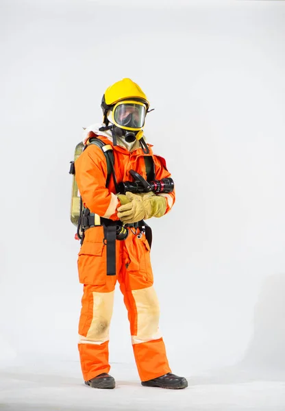 Profesjonalny Strażak Noszący Żółty Twardy Kapelusz Trzymający Wąż Strażacki Obiema — Zdjęcie stockowe