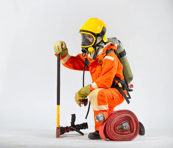 消防士のサイドビューは 酸素タンクが彼の背中に固定されている彼の操作中に通気性の空気の継続的な供給を保証します — ストック写真