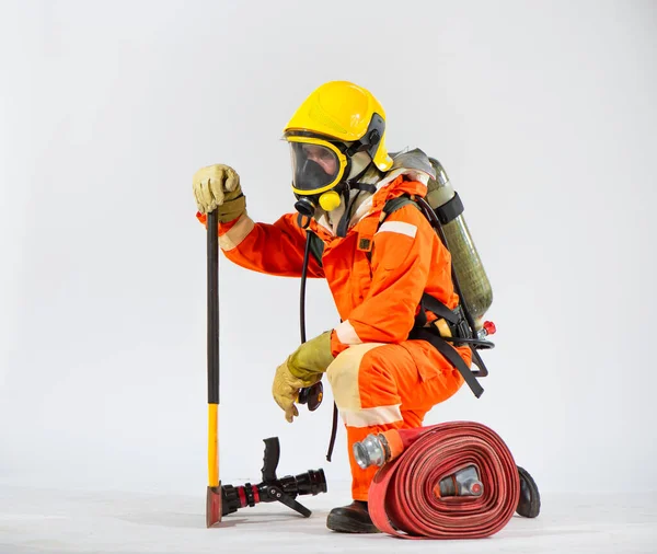 地面に安定性とサポートを提供する鉄斧をしっかり握っている間消防士の膝 — ストック写真