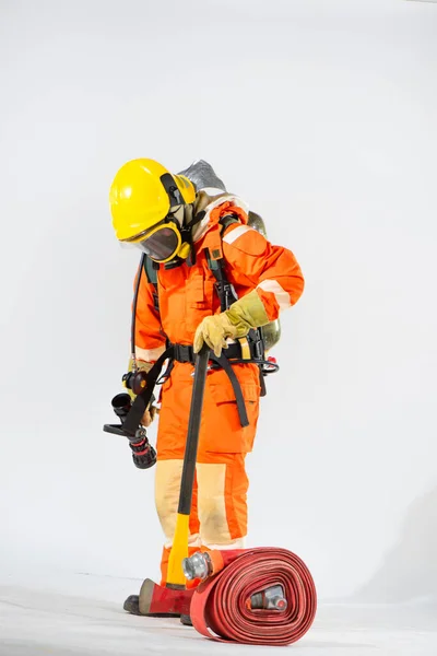 Вид Збоку Пожежника Стоїть Білому Тлі Використовуючи Залізну Сокиру Землі — стокове фото