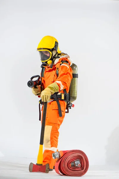 Вид Збоку Пожежника Стоїть Білому Тлі Використовуючи Залізну Сокиру Землі — стокове фото
